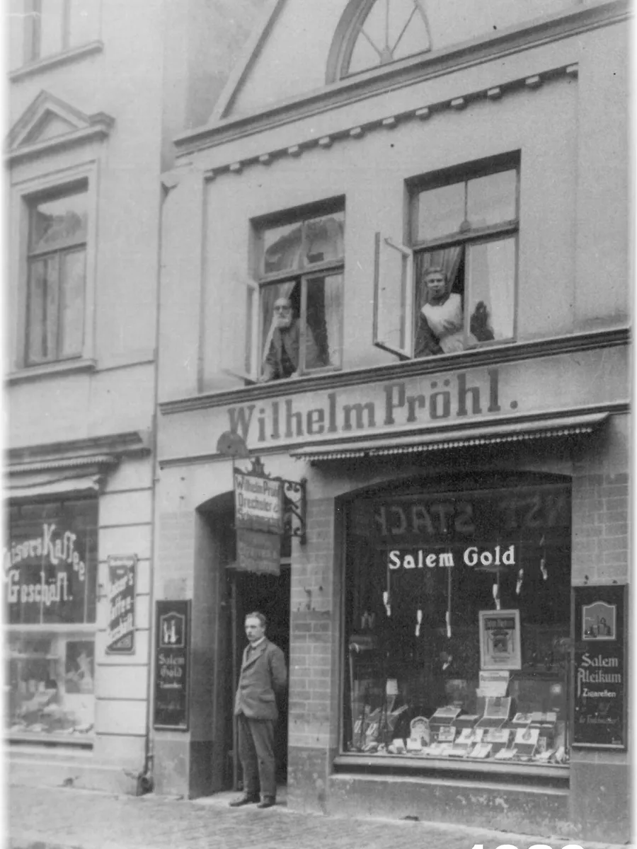 Ladenfront 1920 mit Schriftzug Wilhelm Pröhl