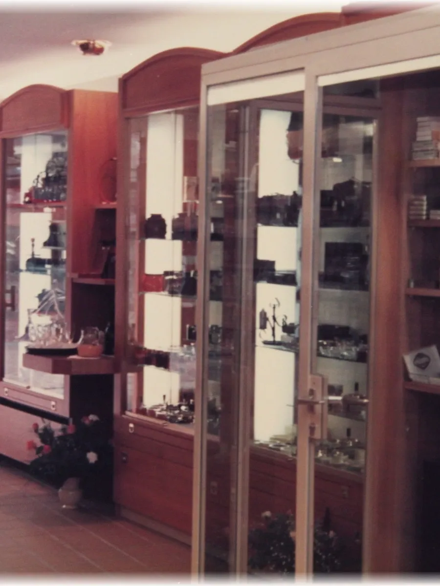 Historische Holzvitrinen im Pröhl Laden, Ende der 1980er Jahre