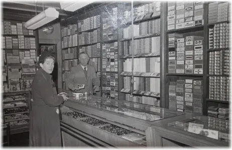 Historische Innenaufnahme mit Schubladenwand