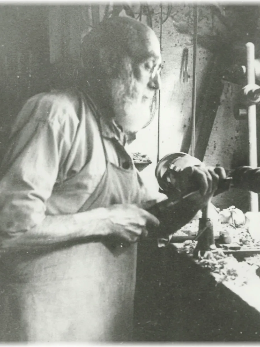 Wilhelm Pröhl an der Drehmaschine