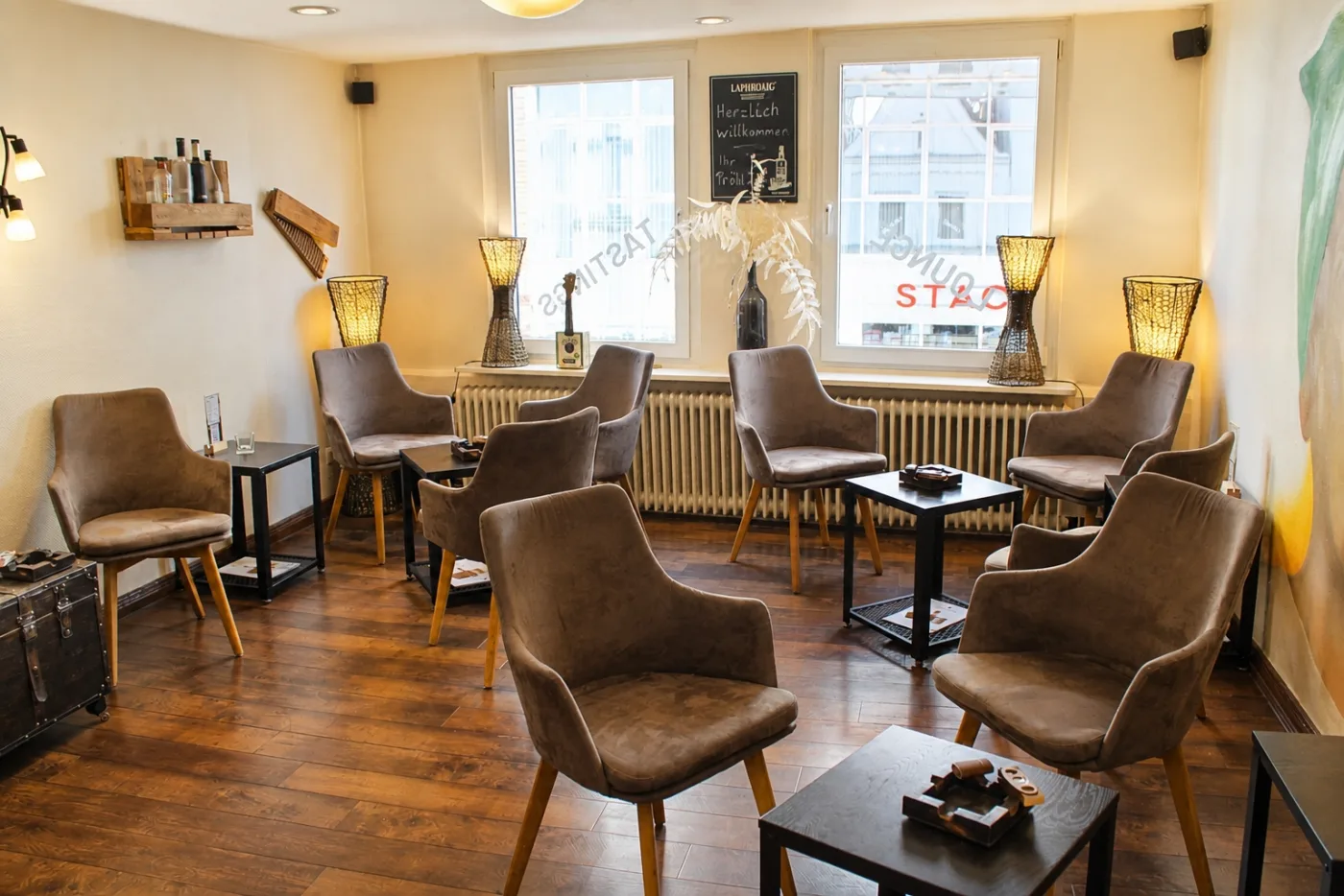 Sessel und Sitzgruppen der Lounge im Obergeschoss mit Blick zur Langen Straße