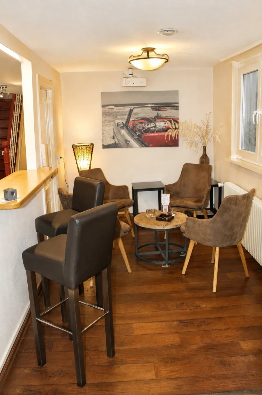Sitzecke mit Barhockern im Obergeschoss der Lounge