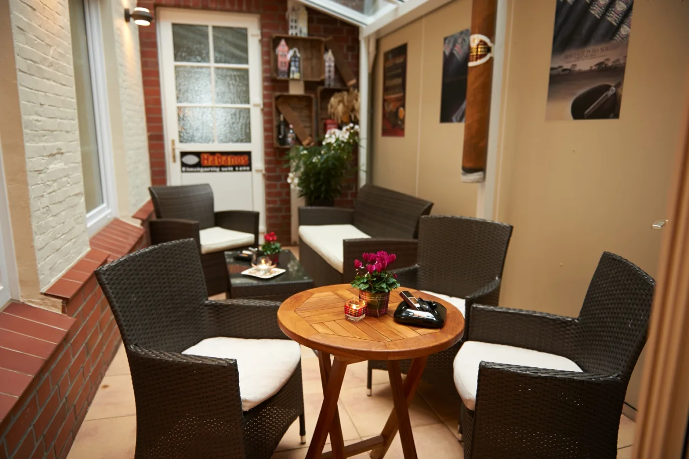 Überdachter Innenhof der Outdoorlounge mit Rattanmöbeln