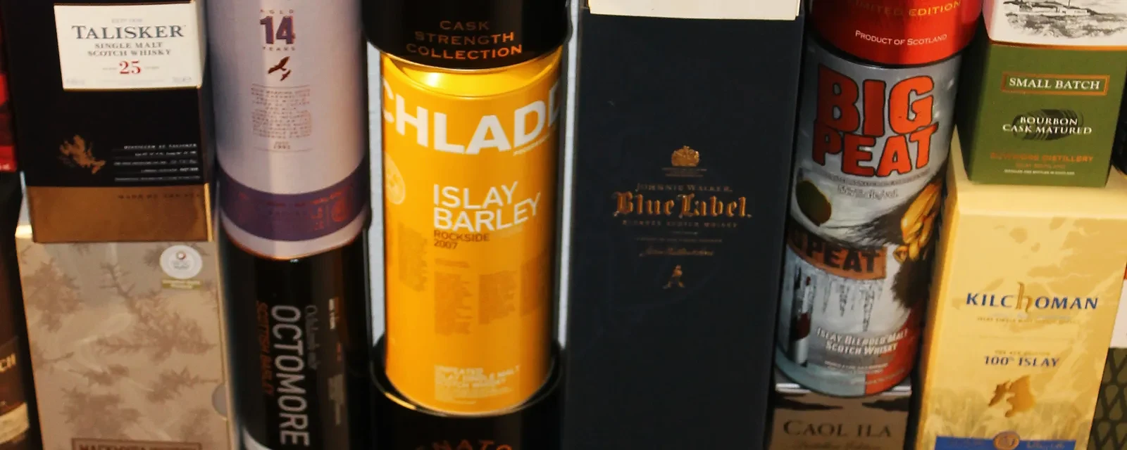 Whisky Auswahl in Originalverpackungen im Regal